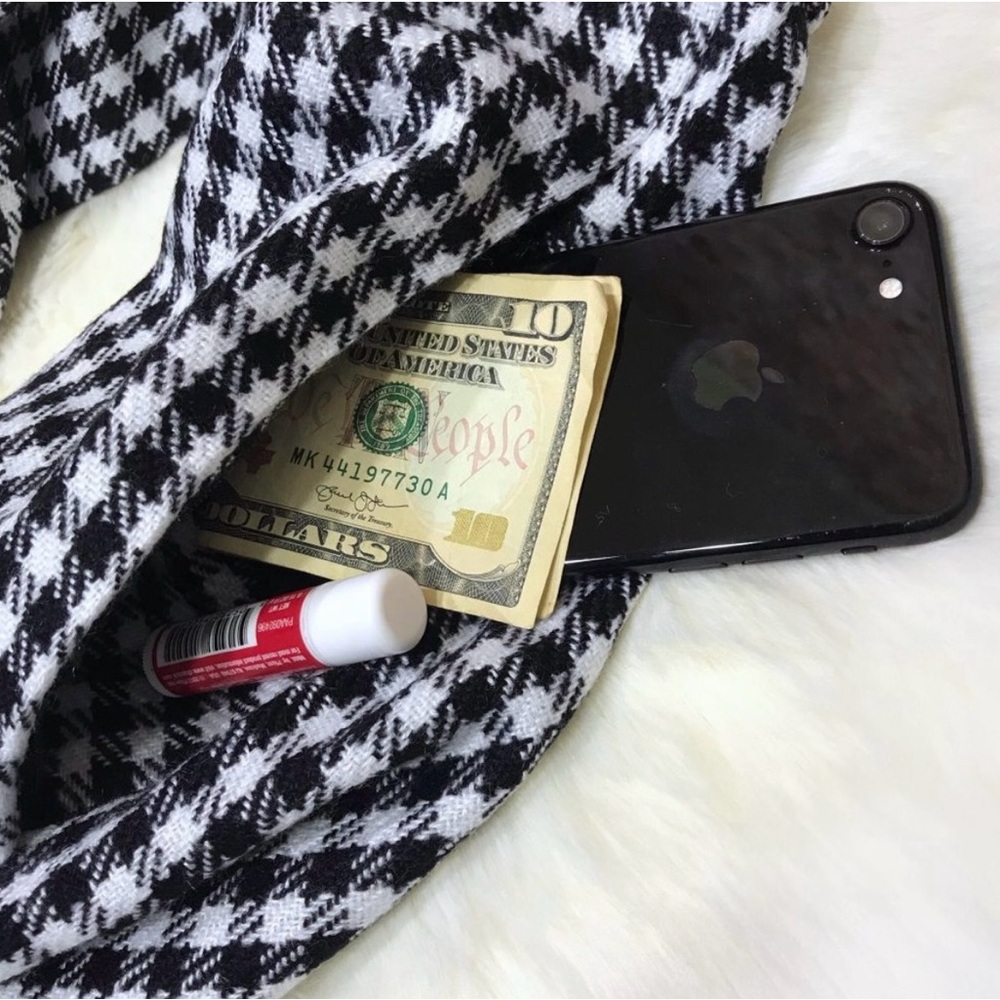 NWT Black & White Infinity Scarf With Hidden Zip Pocket - Picture 3 of 8